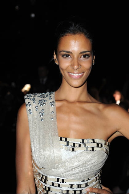 La demie-queue de cheval et le make-up l&eacute;ger de Shy'm