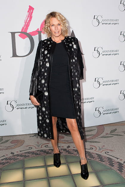 Estelle Lefébure en robe noire et manteau imprimé