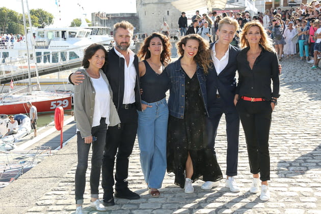 Baskets et grand sourire pour les acteurs de "Demain Nous Appartient"