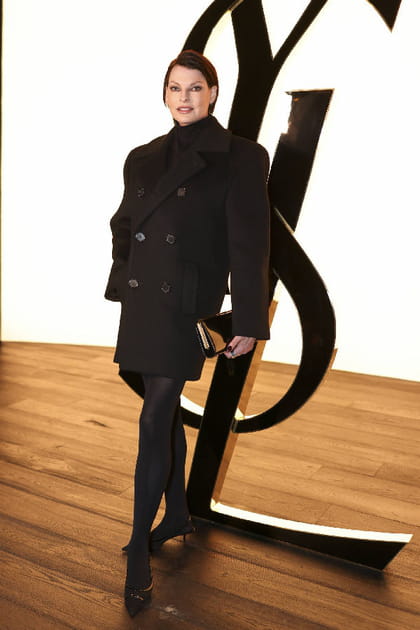 Linda Evangelista en manteau oversize noir