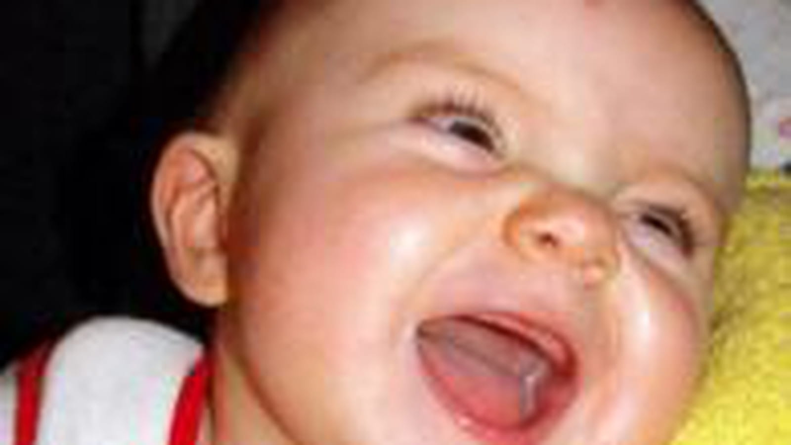 Souriant...