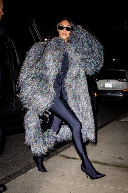 Kim Kardashian en combinaison et veste à paillettes