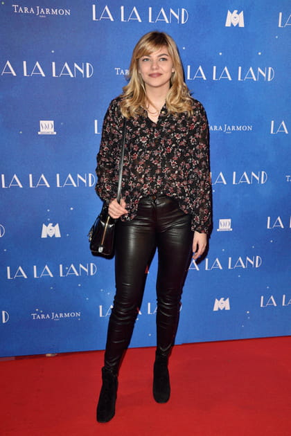 Louane en chemisier fleuri et pantalon en cuir