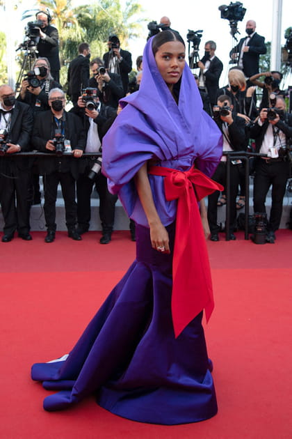 Tina Kunakey en Valentino