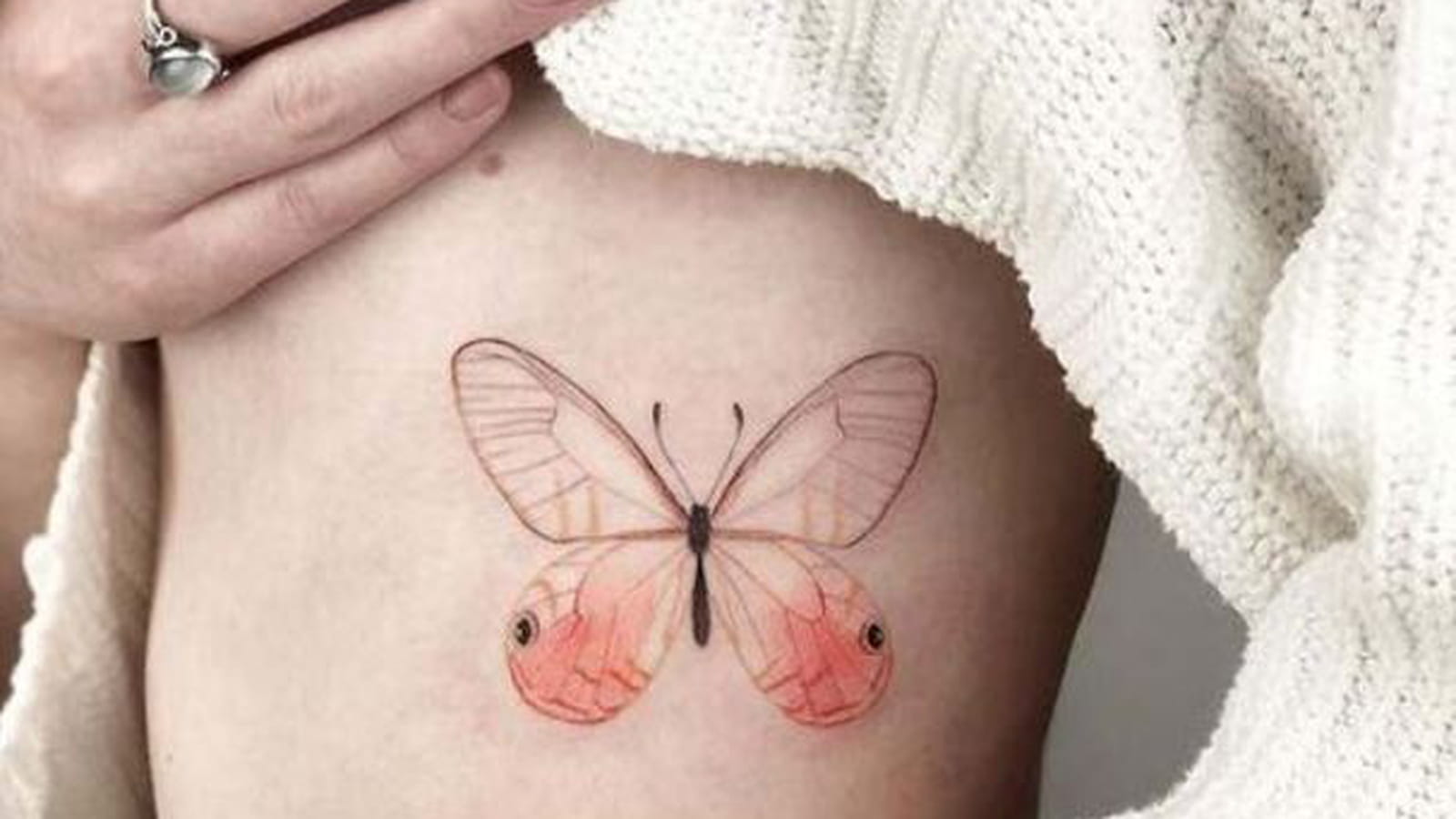 Papillon féminin sur le flanc