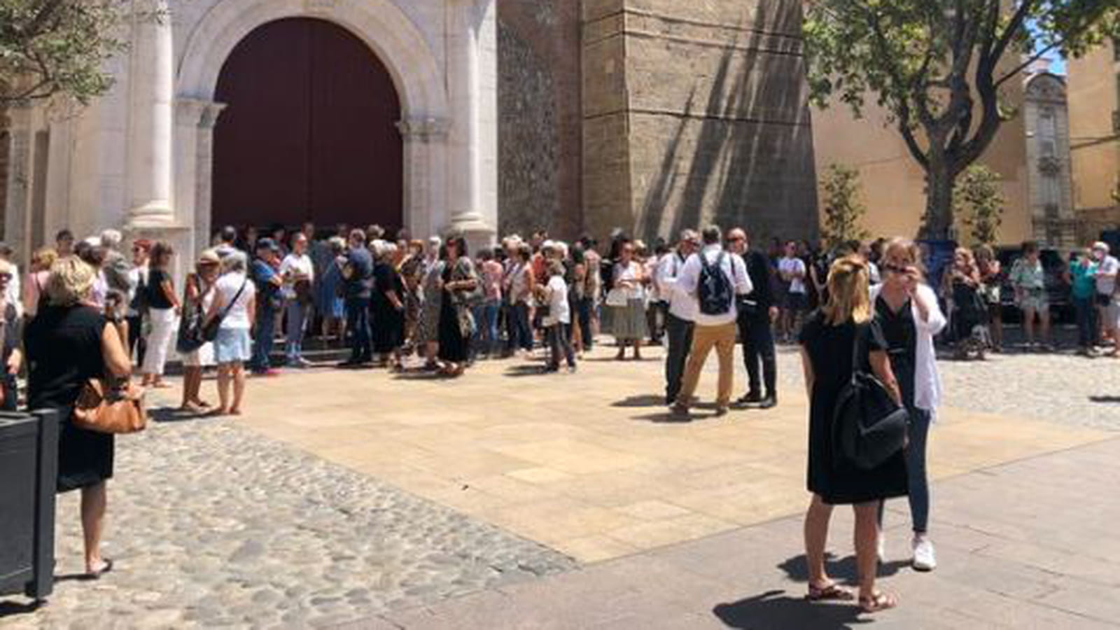 La foule devant le parvis de la cathédrale