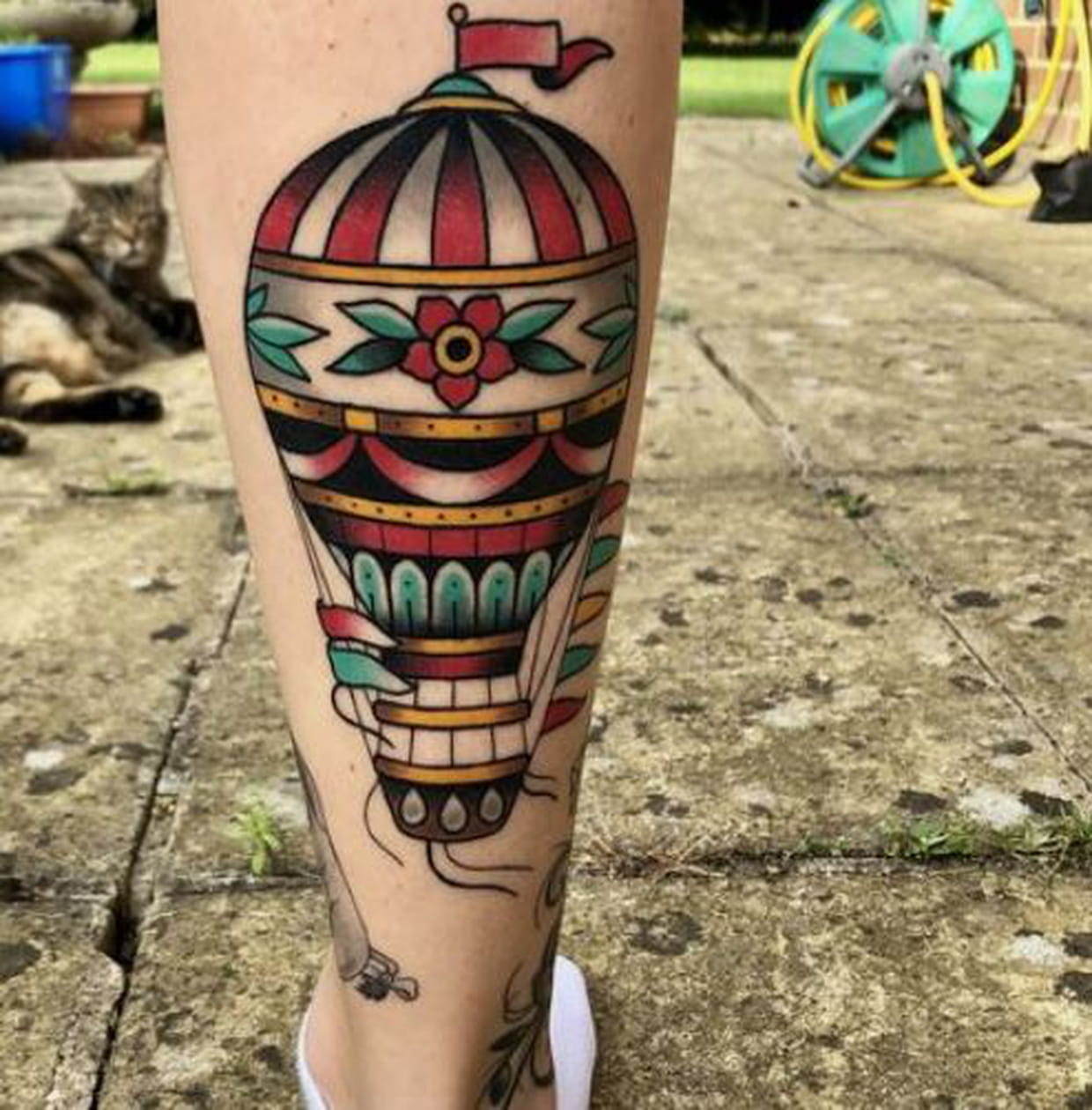 Tatouage Old School Femme Montgolfière old school sur le mollet