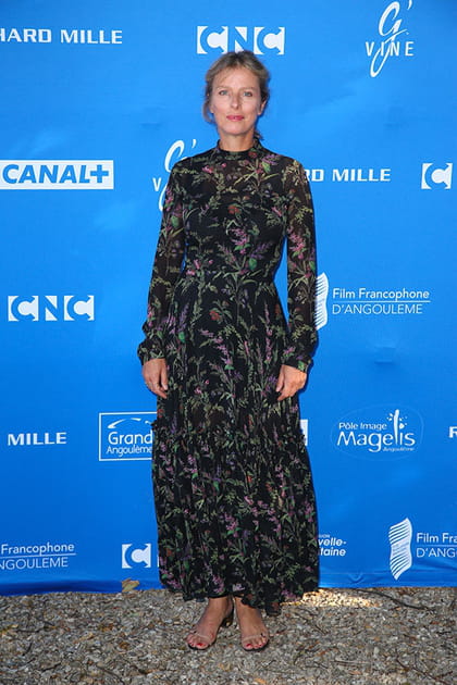 Karin Viard en robe longue imprimée