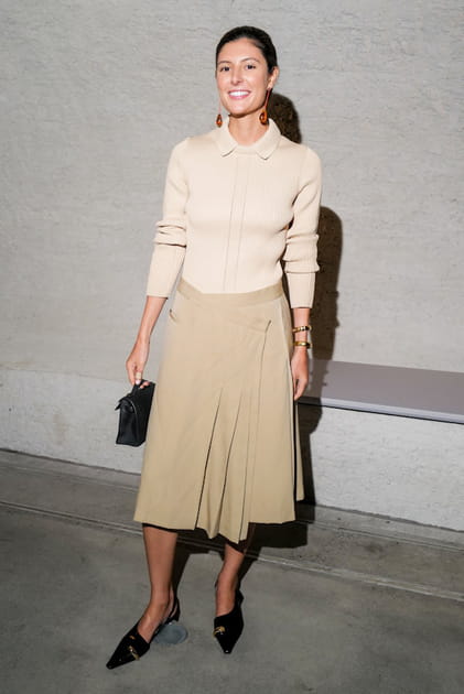 Maria de la Orden en polo cr&egrave;me et jupe pliss&eacute;e beige au d&eacute;fil&eacute; Tory Burch printemps-&eacute;t&eacute; 2024