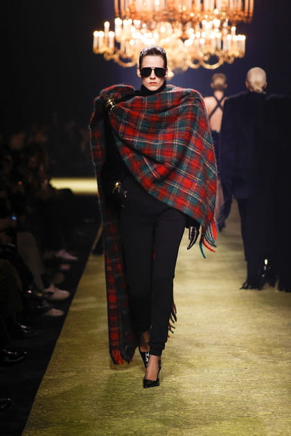 Look 25&nbsp;du d&eacute;fil&eacute; Saint Laurent