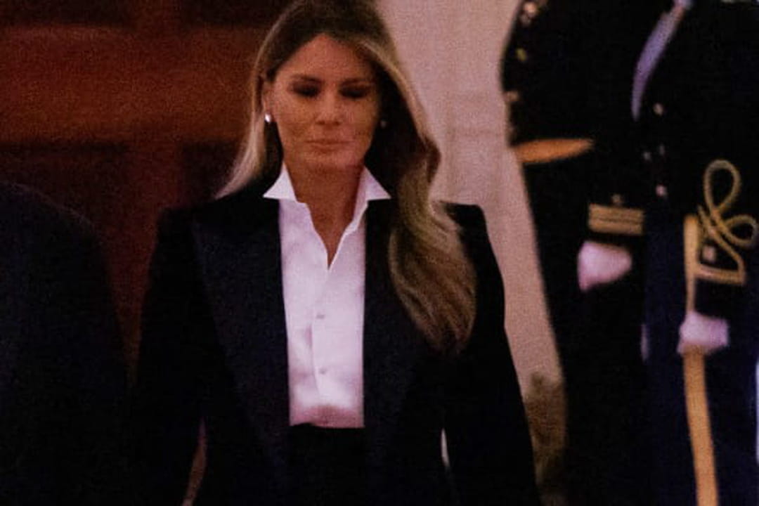 En smoking noir, Melania Trump est assorti à son mari