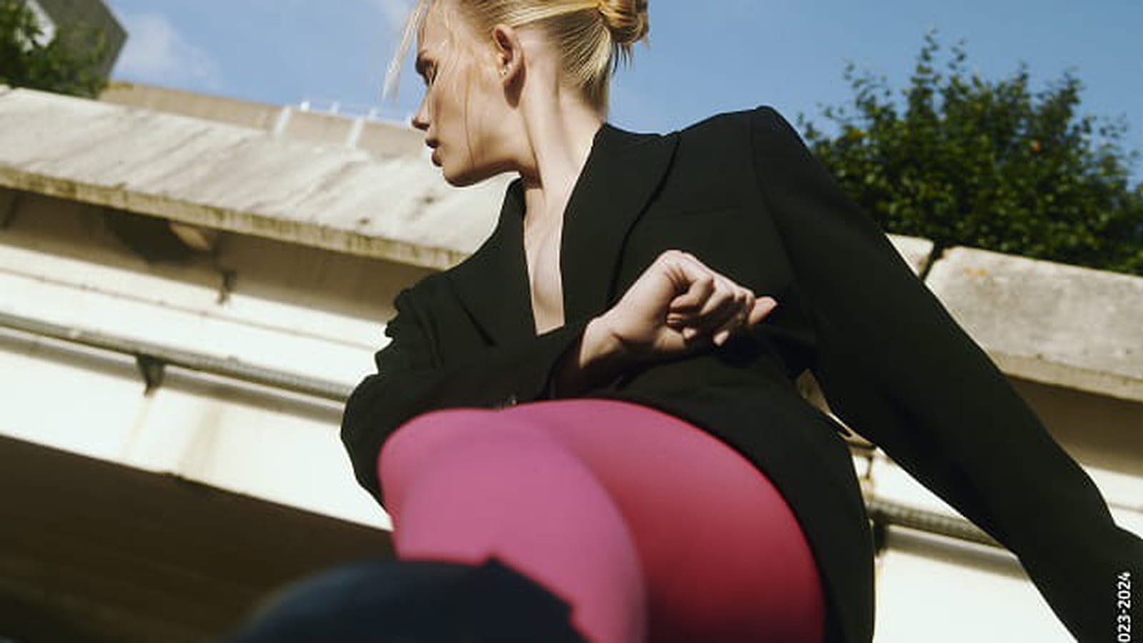 Chignon tiré avec mèches libres