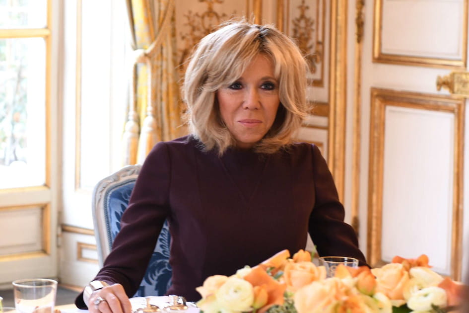Brigitte Macron, extraordinaire avec son brushing volumineux