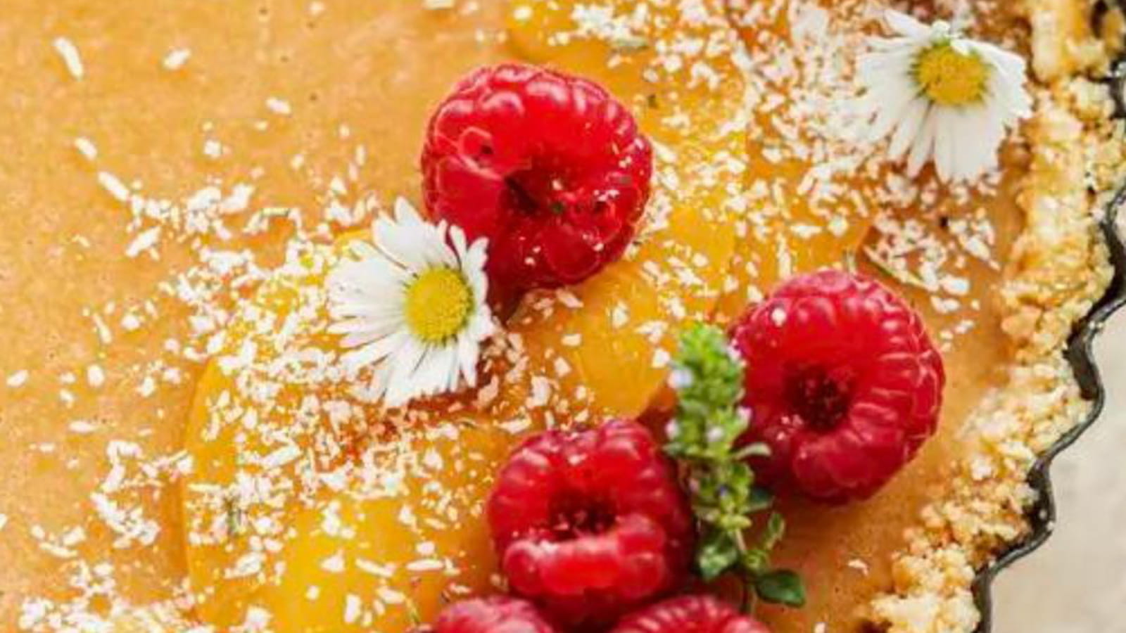 Tarte crue pêches et confiture de fraise