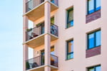 Même en plein été, ce geste banal est absolument interdit sur les balcons - et les voisins y veillent