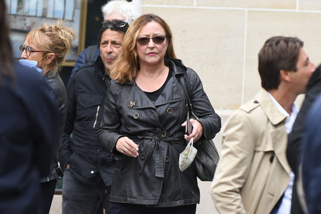 Catherine Frot rejoint le cort&egrave;ge, le visage crisp&eacute;