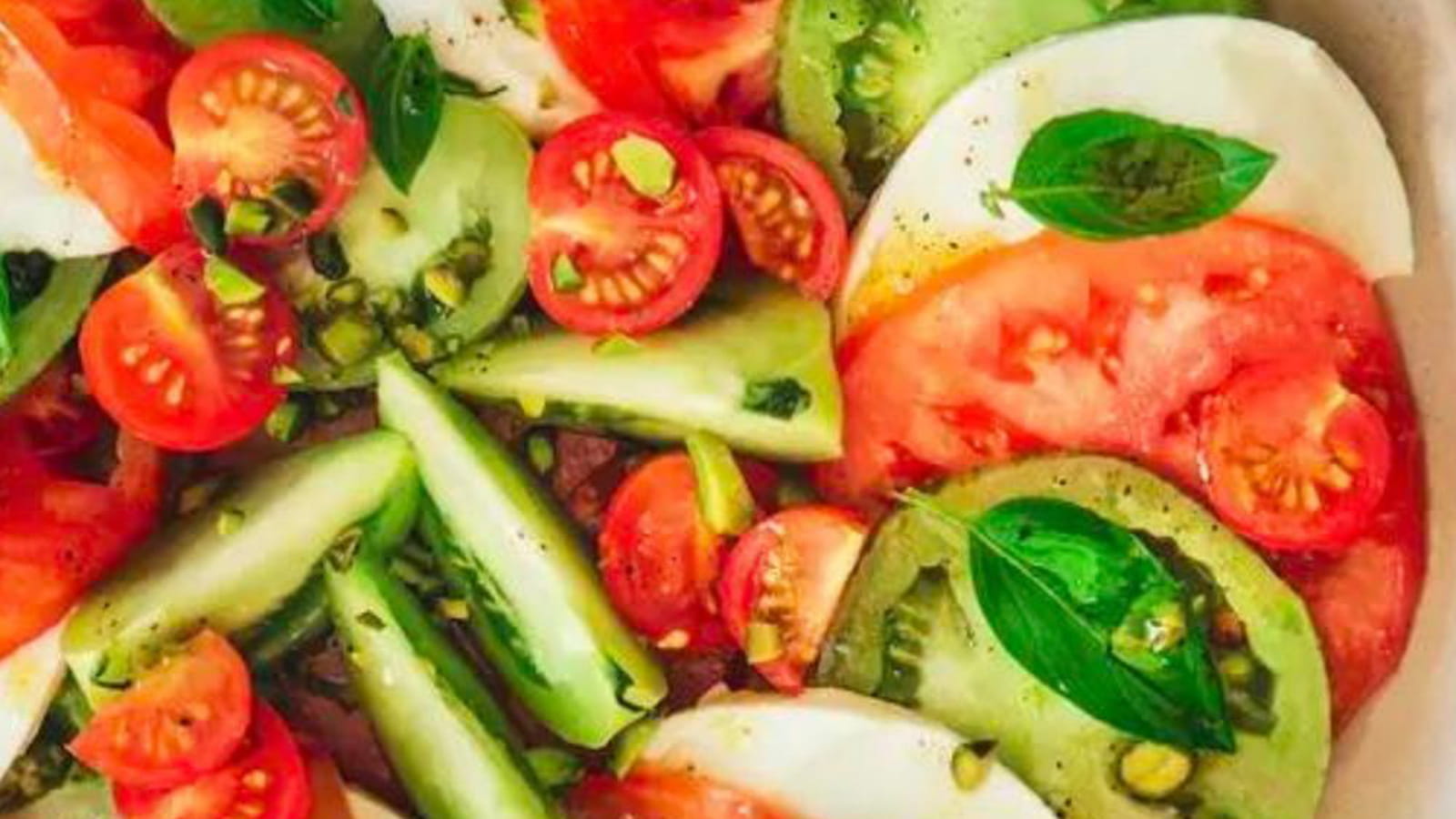 Salade de tomates mozzarella, vinaigrette à l’ail noir