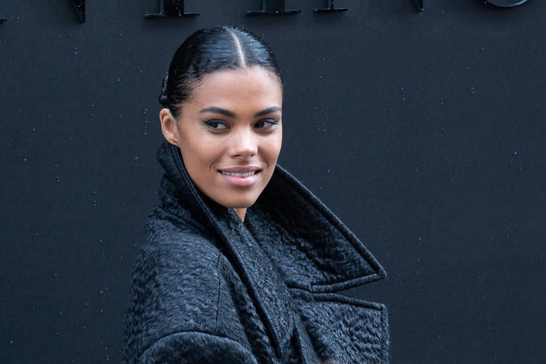 Raie au milieu et chignon tiré de Tina Kunakey
