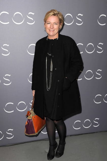Anne-Elisabeth Lemoine en manteau noir et collants