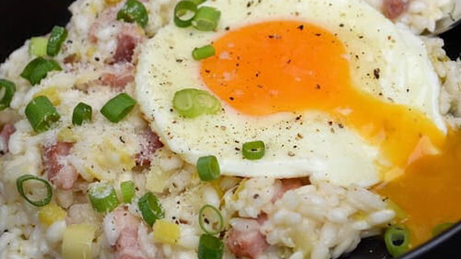 Risotto aux poireaux, lardons grillés et oeuf sur le plat