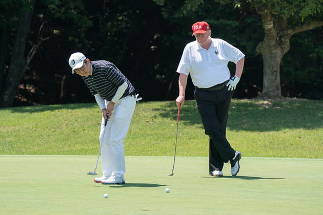 Donald Trump et Shinzo Abe en pleine partie de golf au Japon