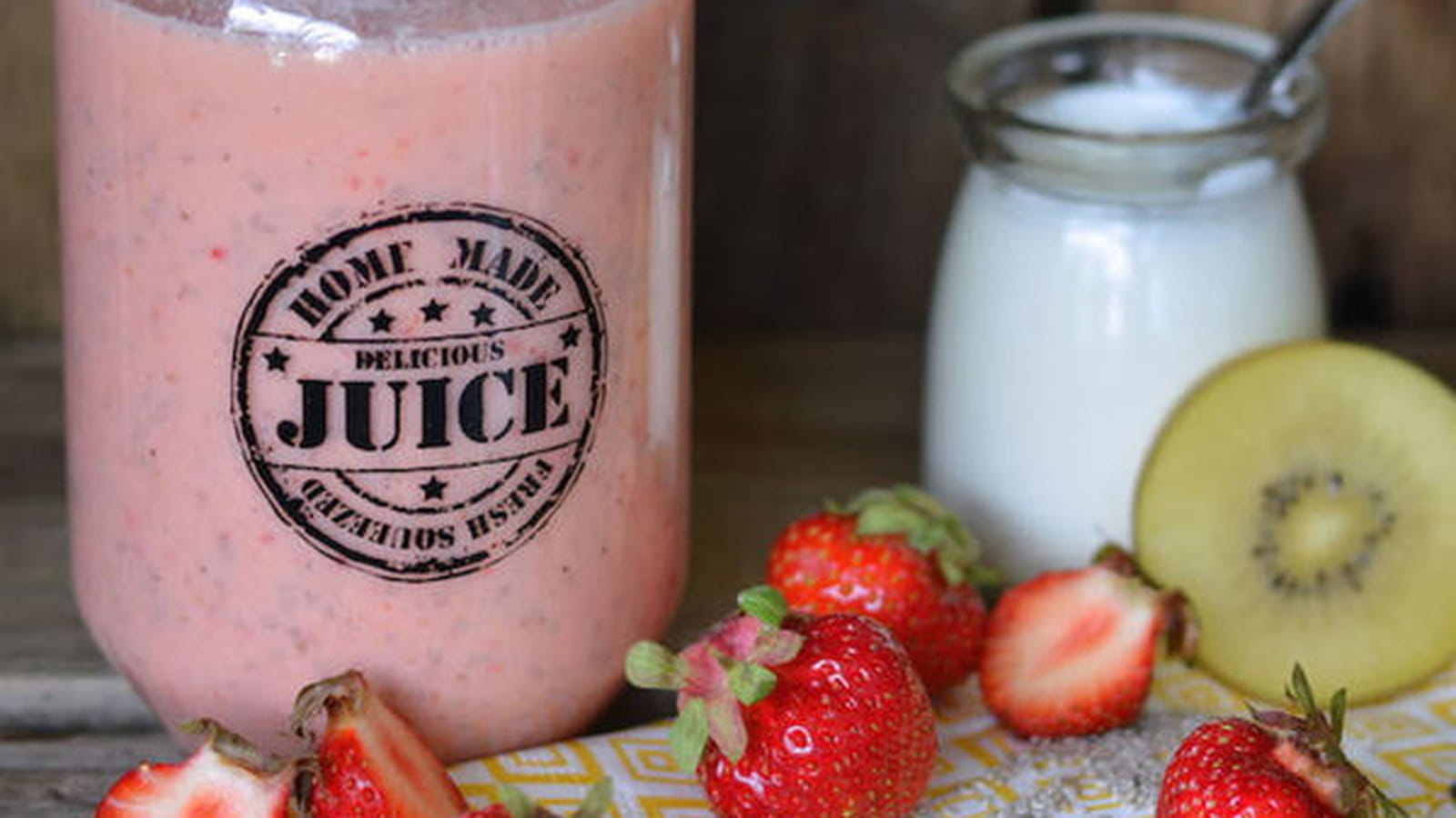 Smoothie fraise, kiwi gold, yaourt et graines de Chia