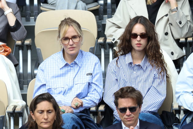 Judith Godr&egrave;che partage un moment avec sa fille &agrave; Roland-Garros