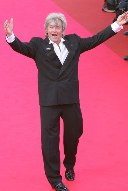 Alain Delon en costume droit et chemise blanche