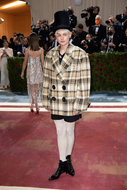 Emma Corrin en veste &agrave; carreaux et chapeau haut-de-forme