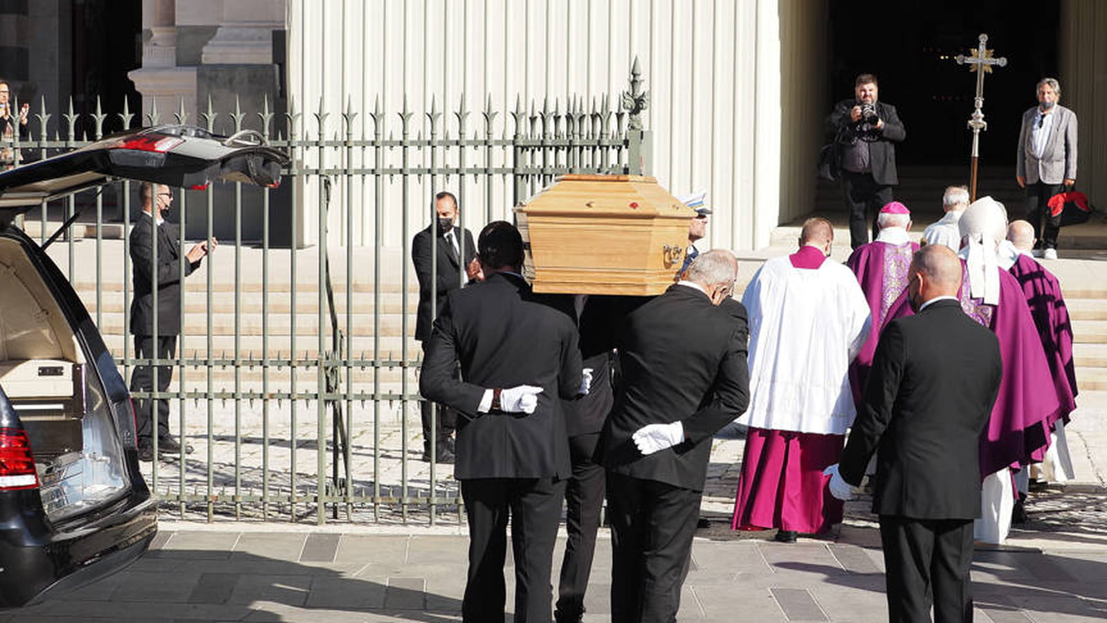 Le cercueil entre dans l'église