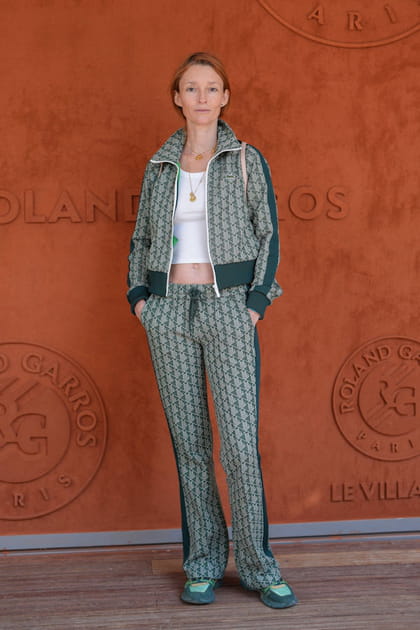 Audrey Marnay en ensemble imprim&eacute; vert et top court blanc