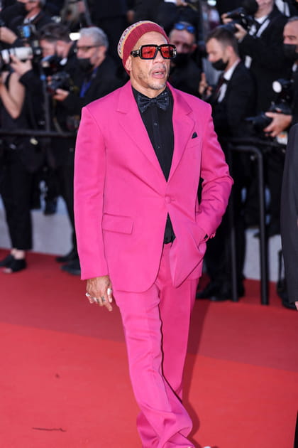 JoeyStarr en costume rose fuchsia