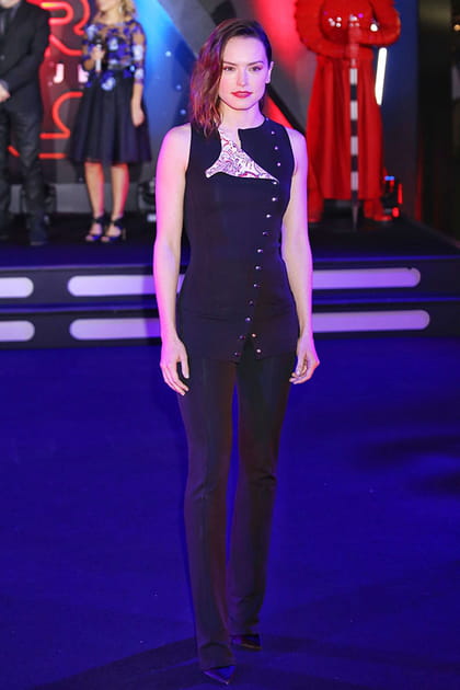 Daisy Ridley en top à boutons noir et pantalon Paco Rabanne