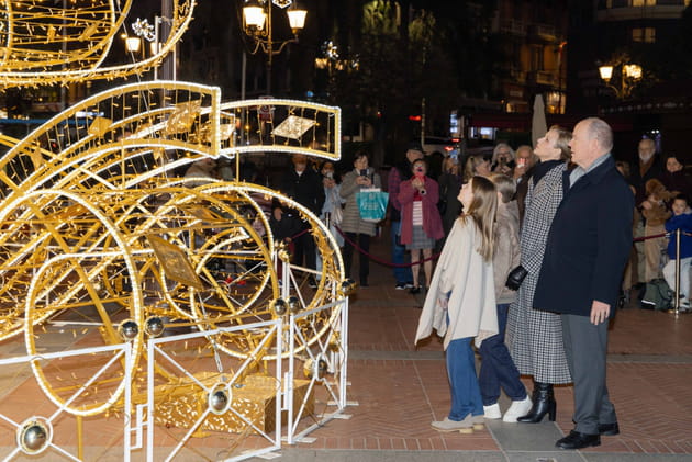 Noël à Monaco : Charlene, Albert et les enfants admirent les illuminations