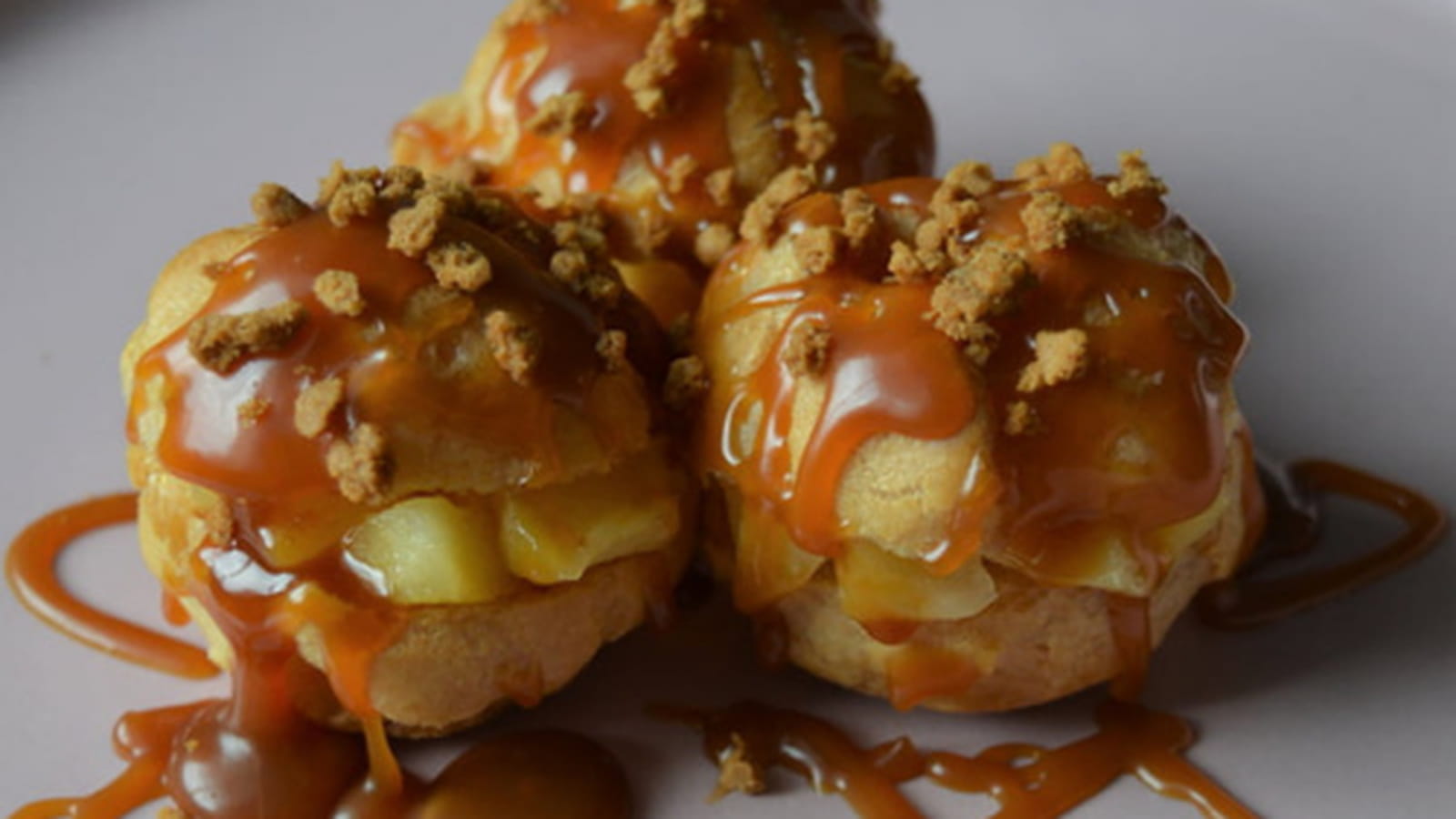Choux à la pomme et au caramel
