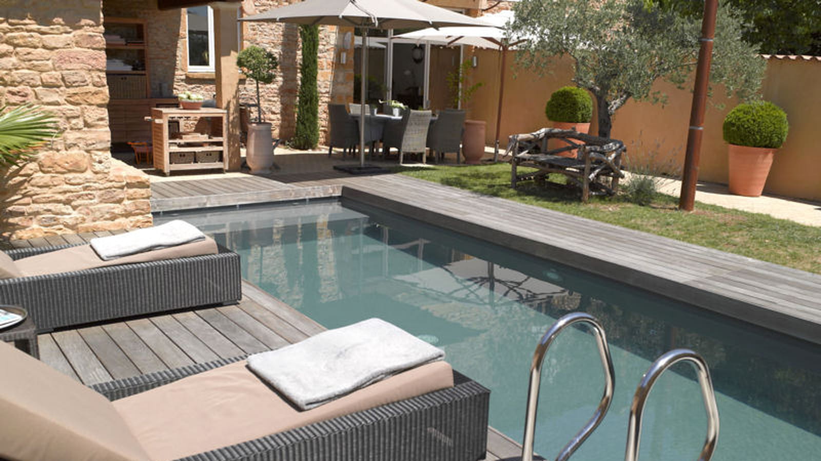 Piscine citadine inférieure à 30 m² de forme angulaire : argent