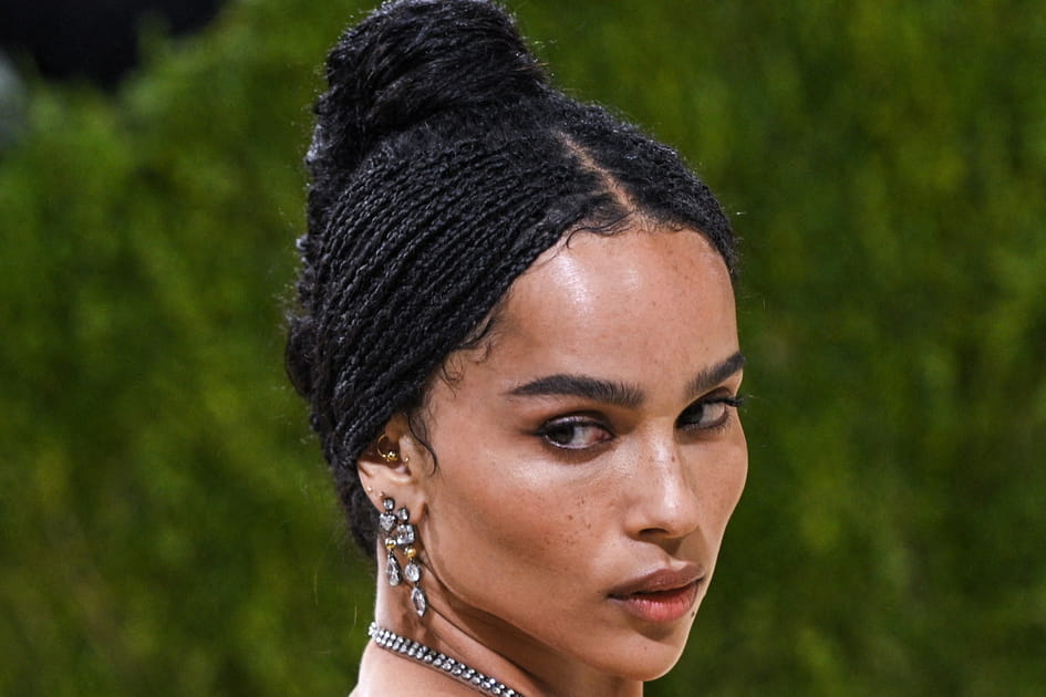 Zo&euml; Kravitz, &eacute;nigmatique avec ses mini tresses