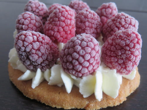 Tarte aux framboises, crème à l'amande amère et sablé maison