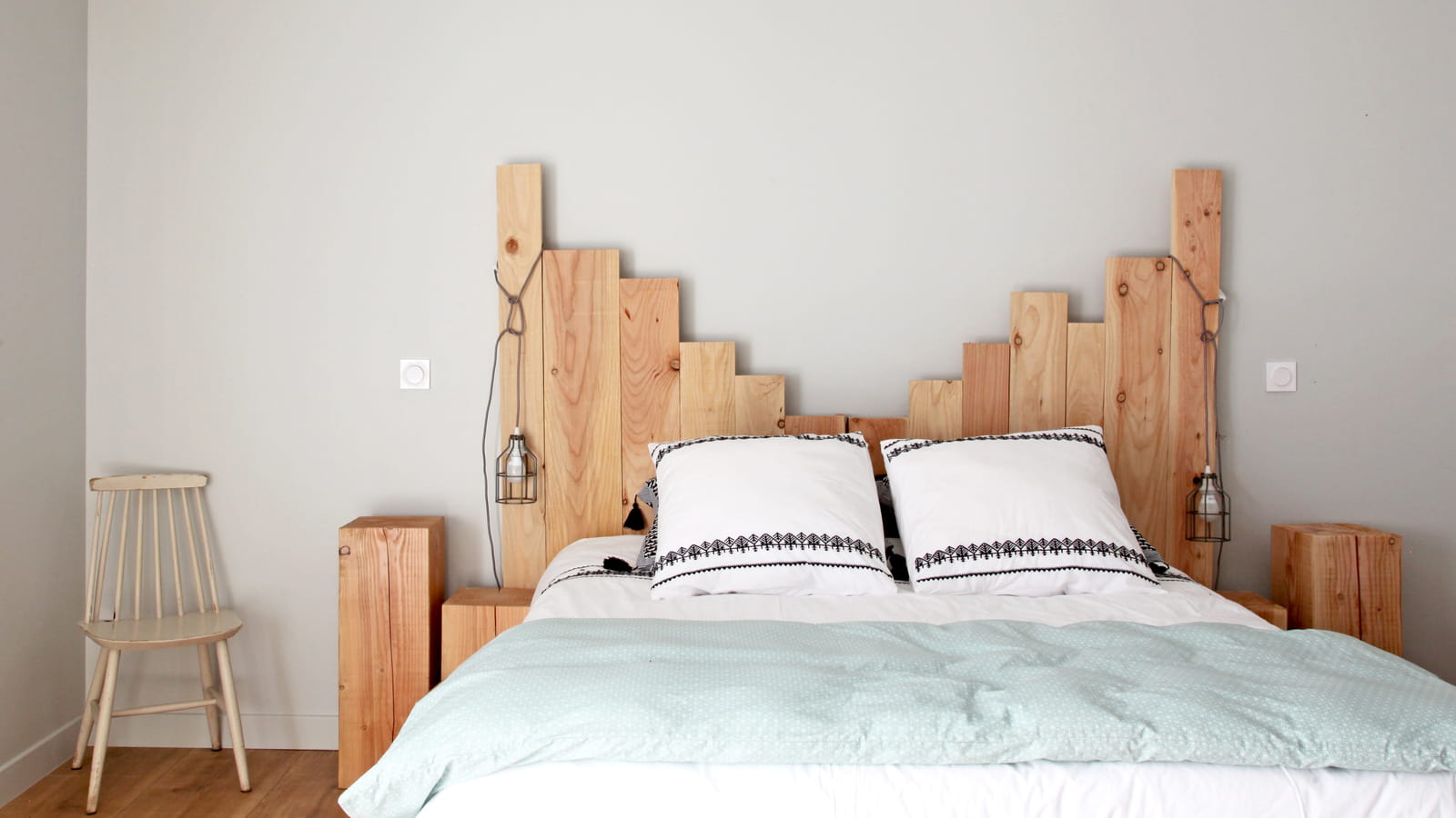 Tête delit en bois
