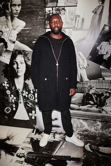 Ladj Ly en manteau &agrave; fermeture &eacute;clair au d&eacute;fil&eacute; Chanel printemps-&eacute;t&eacute; 2023