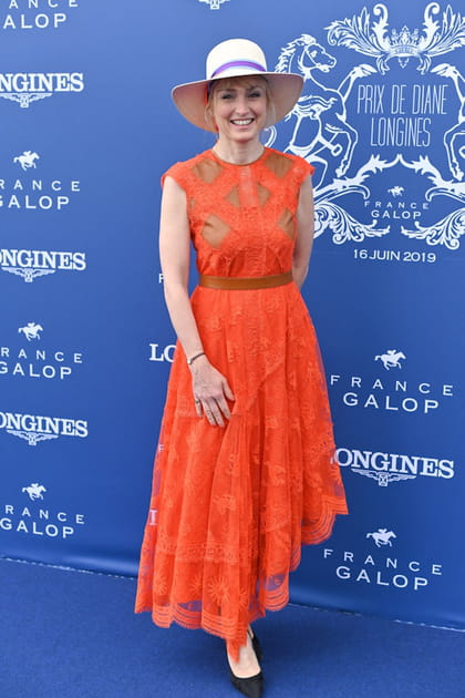Julie Gayet en robe brod&eacute;e orange asym&eacute;trique et ballerines noires