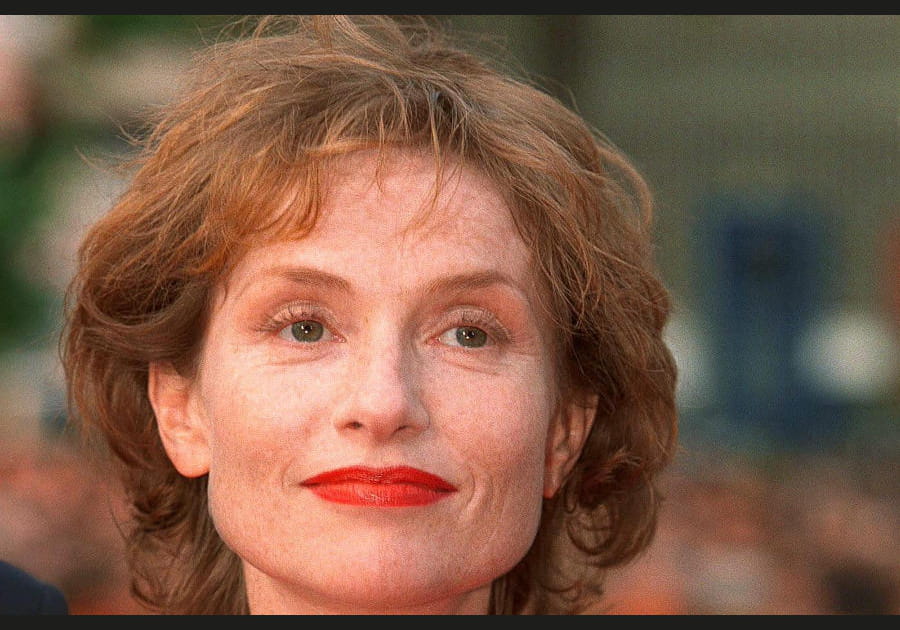 Isabelle Huppert, marquante avec sa bouche coquelicot