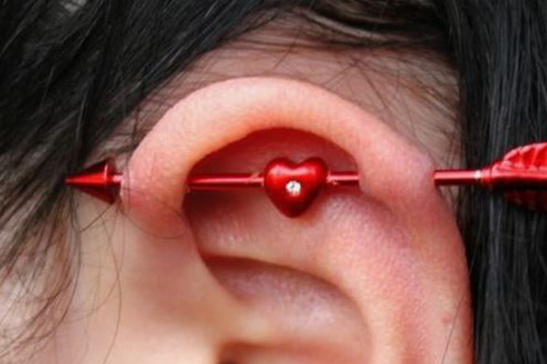 La flèche de Cupidon au piercing indistriel
