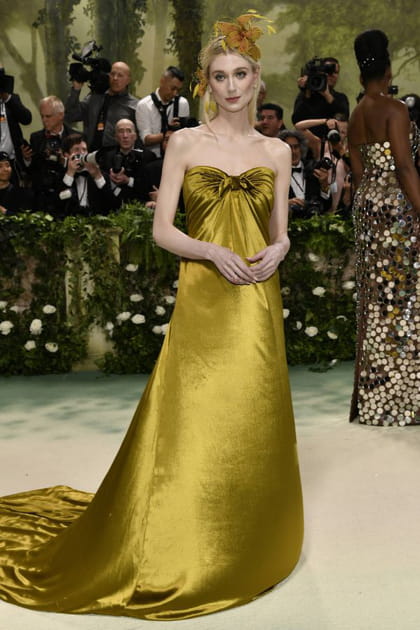 Elizabeth Debicki&nbsp;: l'actrice qui jouait Diana &eacute;merge d'une robe bronze