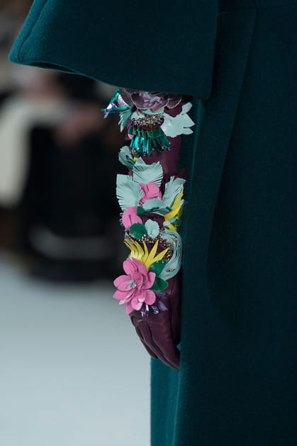 Le gant fleuri du d&eacute;fil&eacute; Delpozo