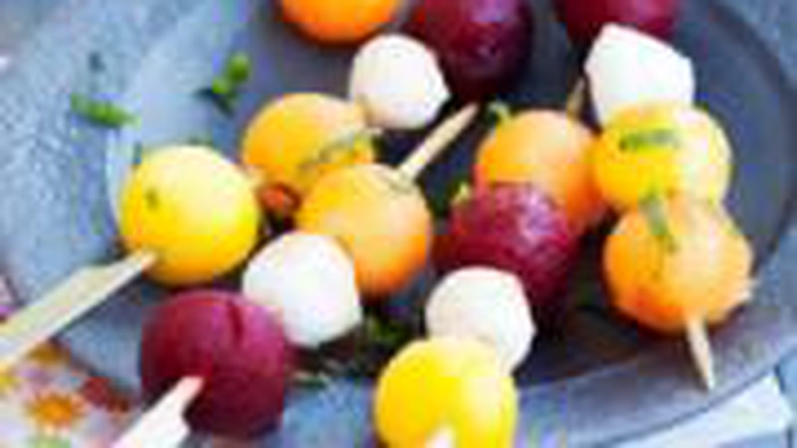 Brochettes de melon, mozzarella, betterave et mangue au sirop balsamique