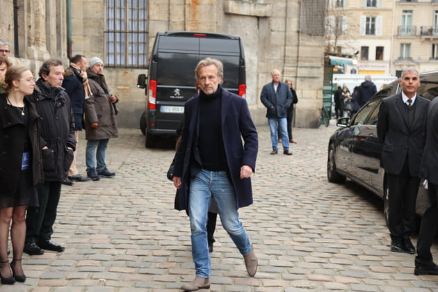 St&eacute;phane Freiss arrive aux obs&egrave;ques de Philippe Tesson