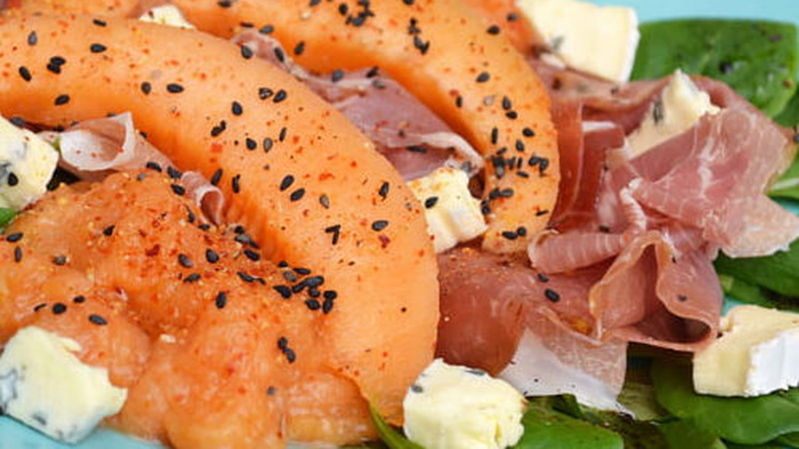Compotée de melon au piment d'Espelette, jambon cru, cambozola et vinaigrette balsamique