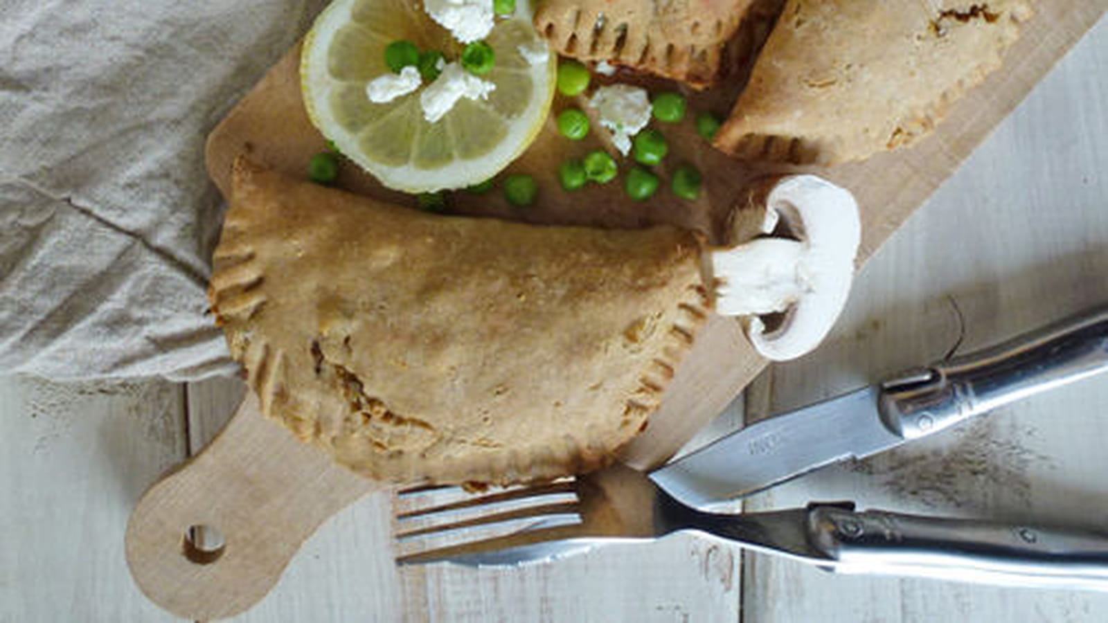 Chaussons farcis aux petits pois, feta, zestes de citron et pesto de champignons