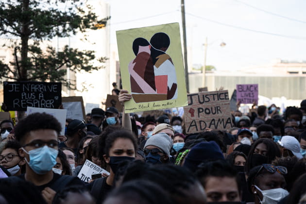 Les manifestants post&eacute;s devant le tribunal de grande instance, &eacute;quip&eacute;s de masque